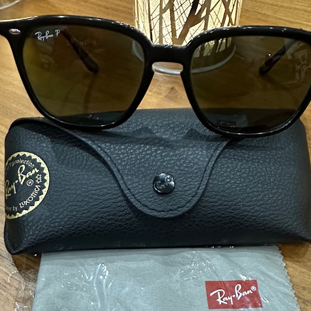 Unisex Ray-Ban Classic Black Sunglasses with Case
